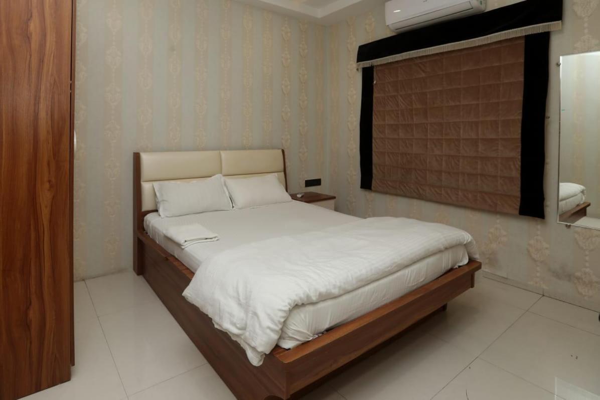 Stay10 Luxury Service Apartment Indore Buitenkant foto